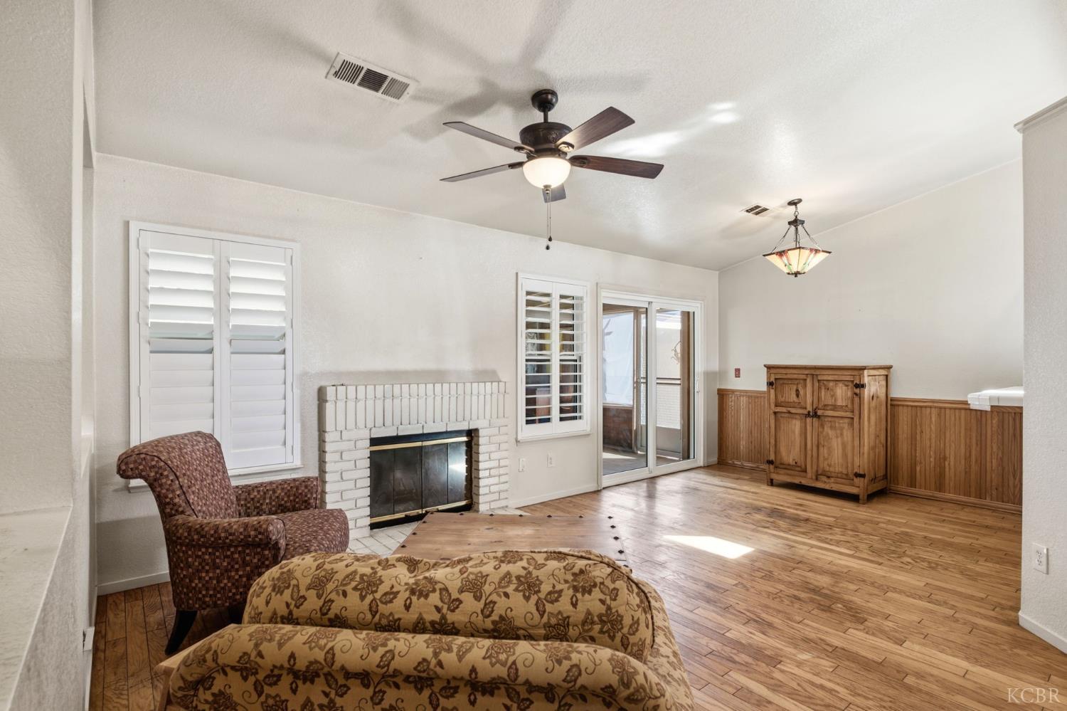880 E Palm Dr, Hanford, CA 93230