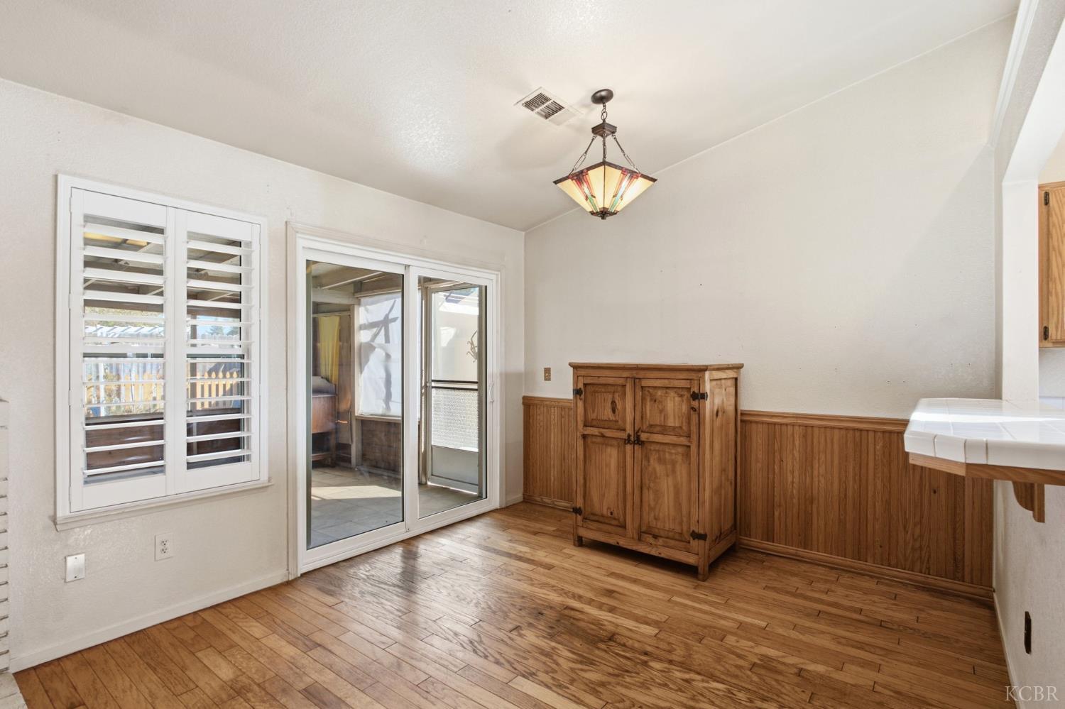 880 E Palm Dr, Hanford, CA 93230