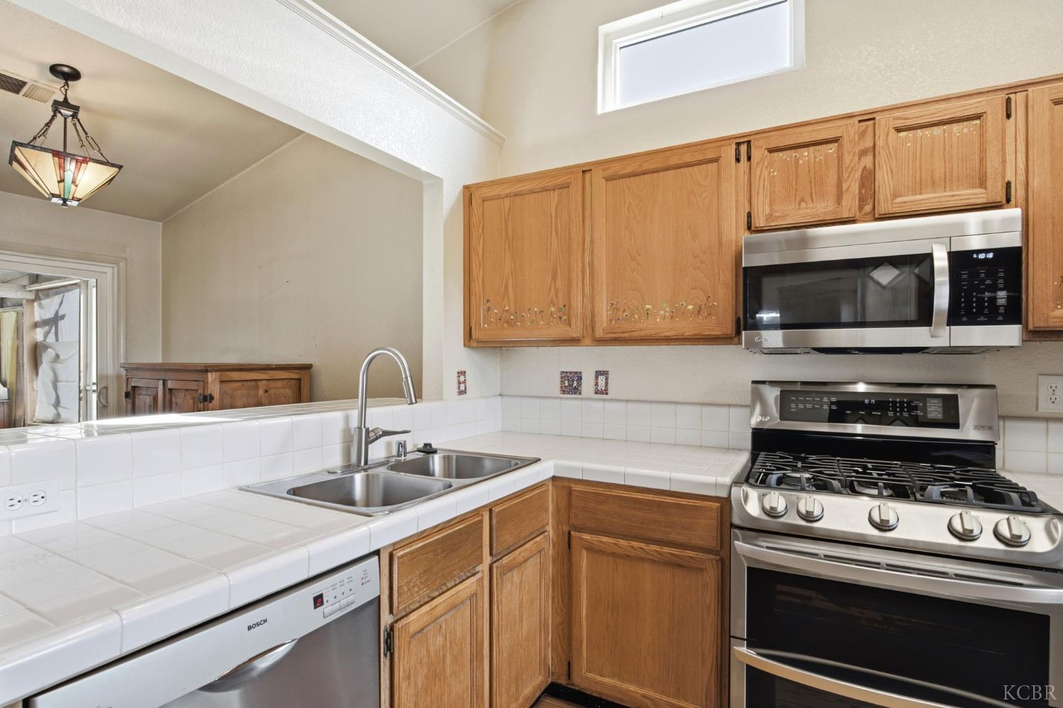 880 E Palm Dr, Hanford, CA 93230