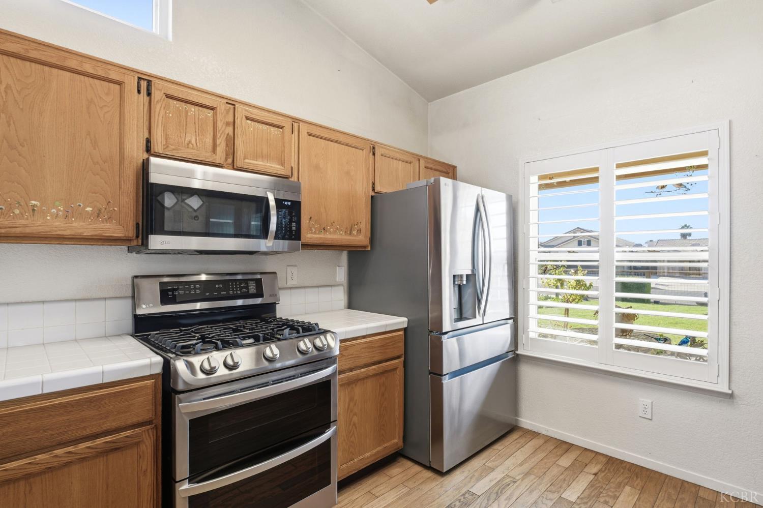 880 E Palm Dr, Hanford, CA 93230