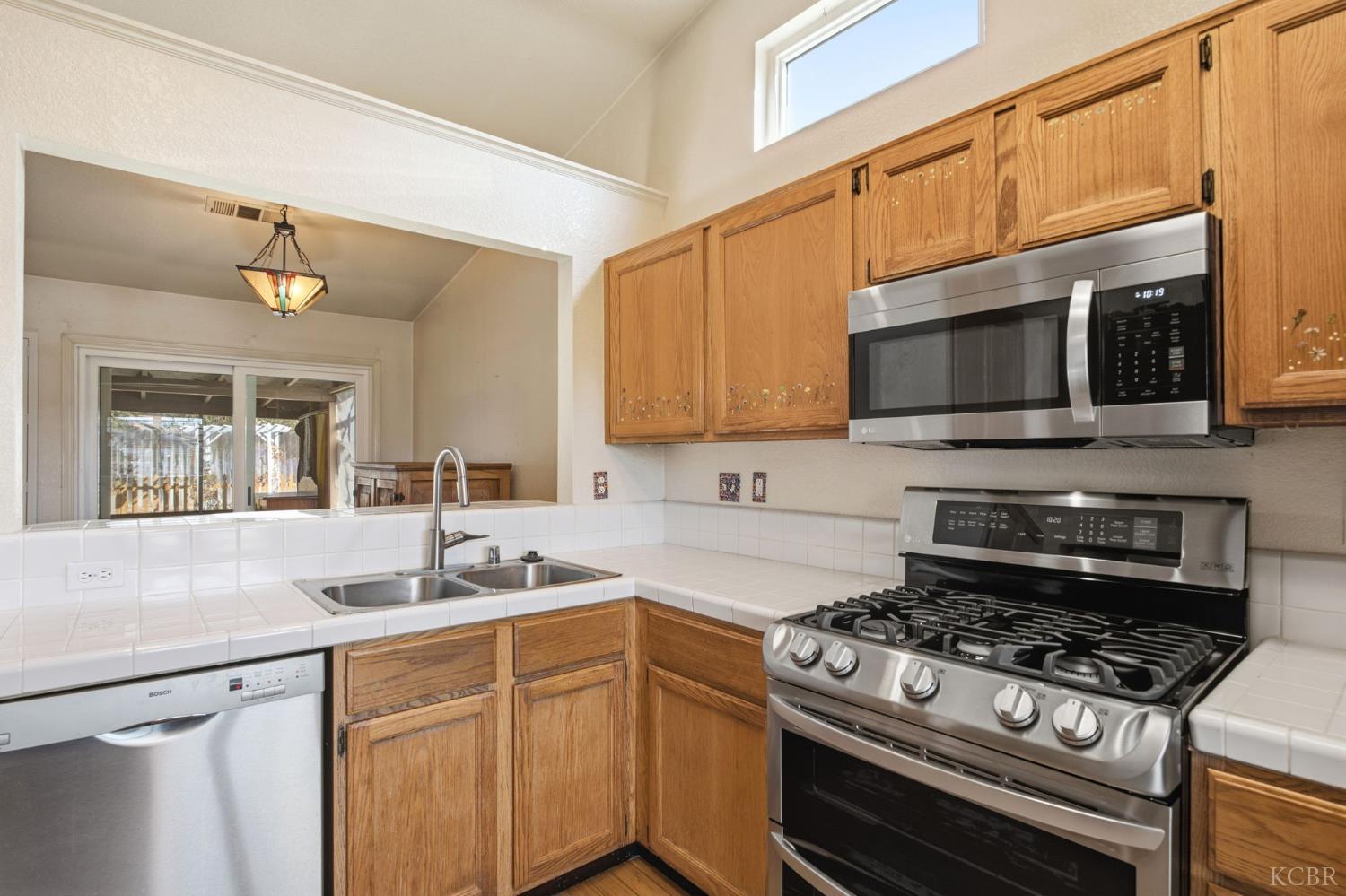 880 E Palm Dr, Hanford, CA 93230