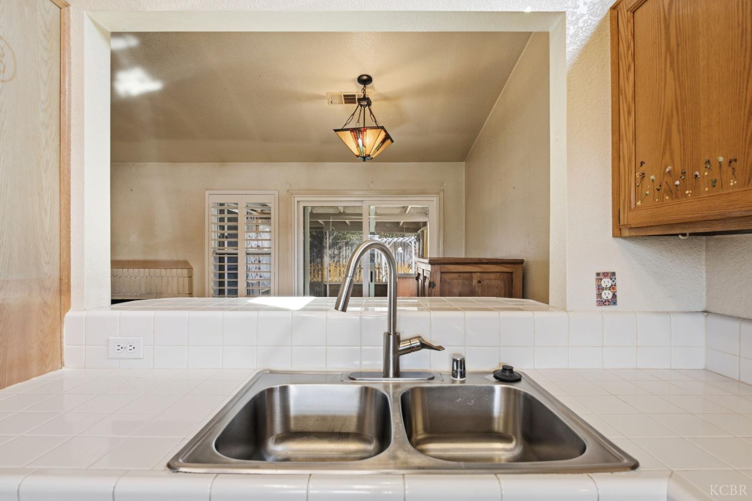 880 E Palm Dr, Hanford, CA 93230