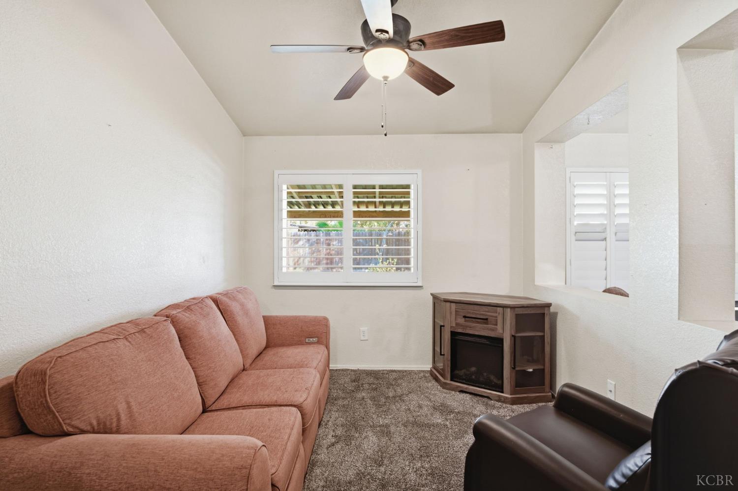 880 E Palm Dr, Hanford, CA 93230
