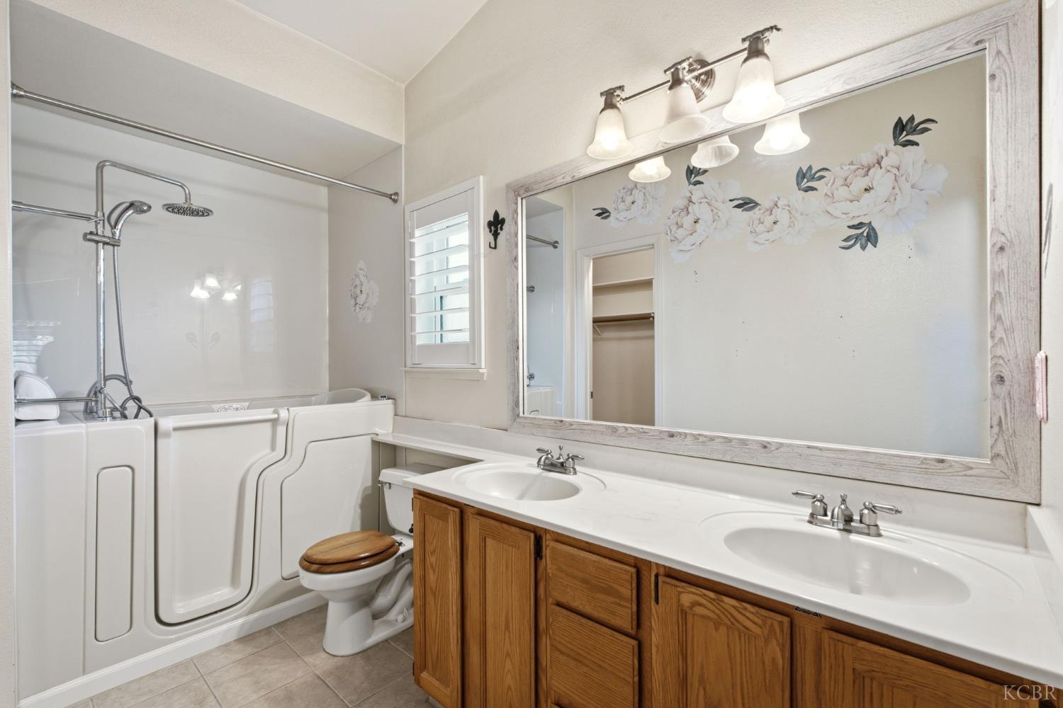880 E Palm Dr, Hanford, CA 93230