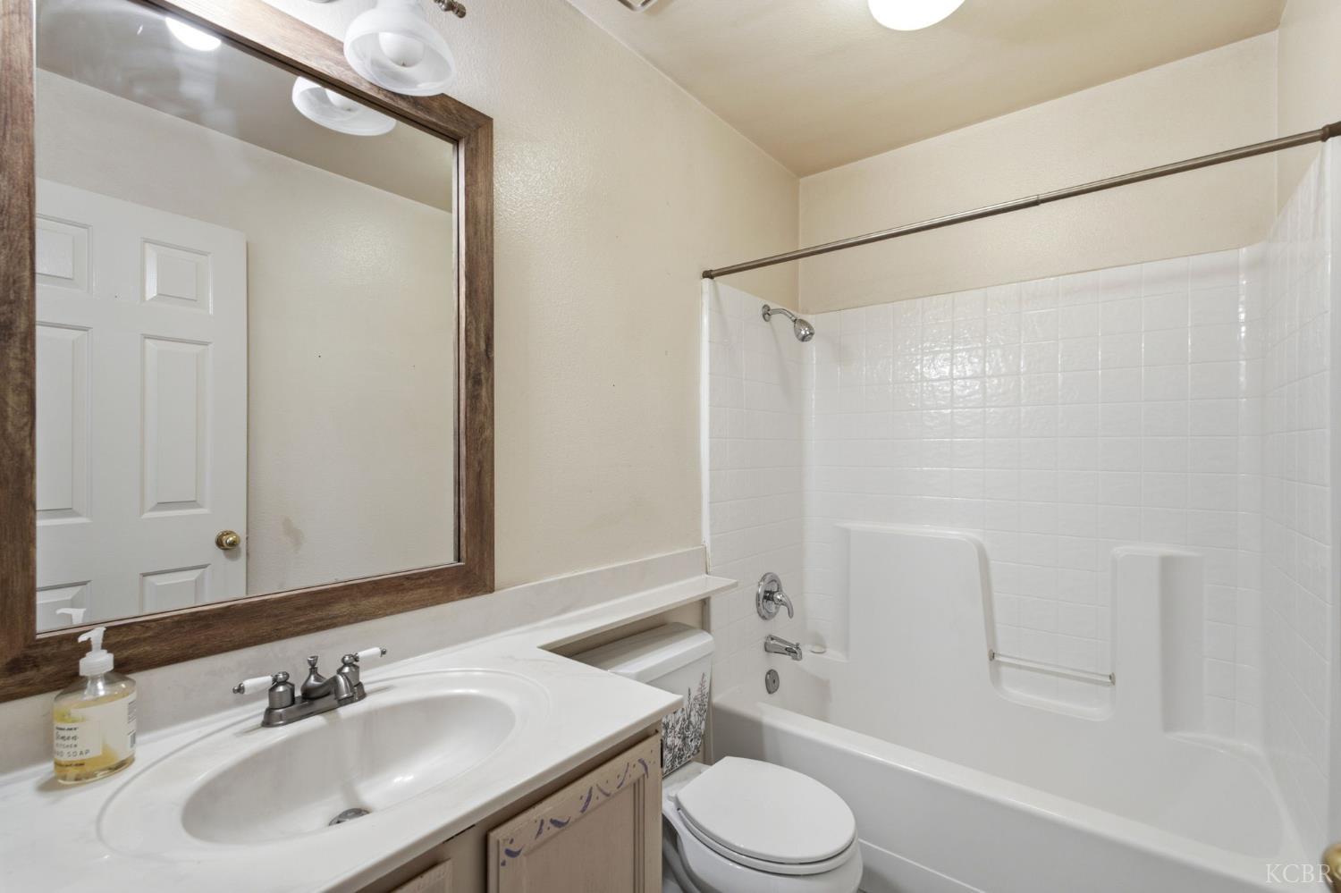 880 E Palm Dr, Hanford, CA 93230