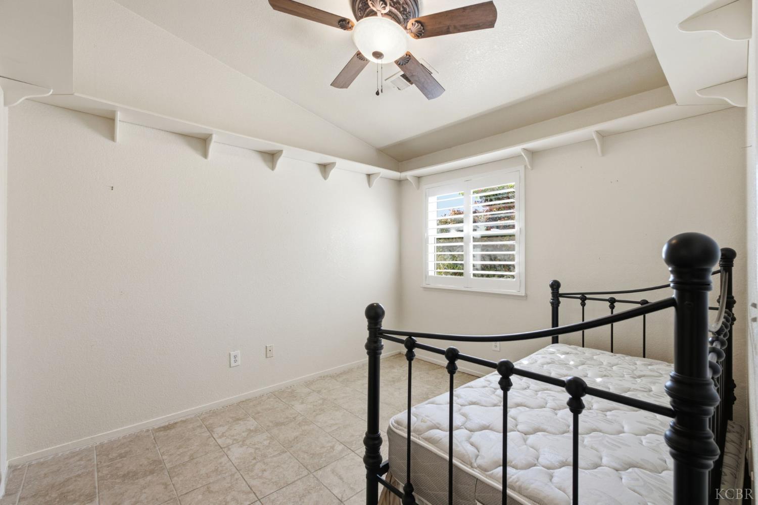 880 E Palm Dr, Hanford, CA 93230