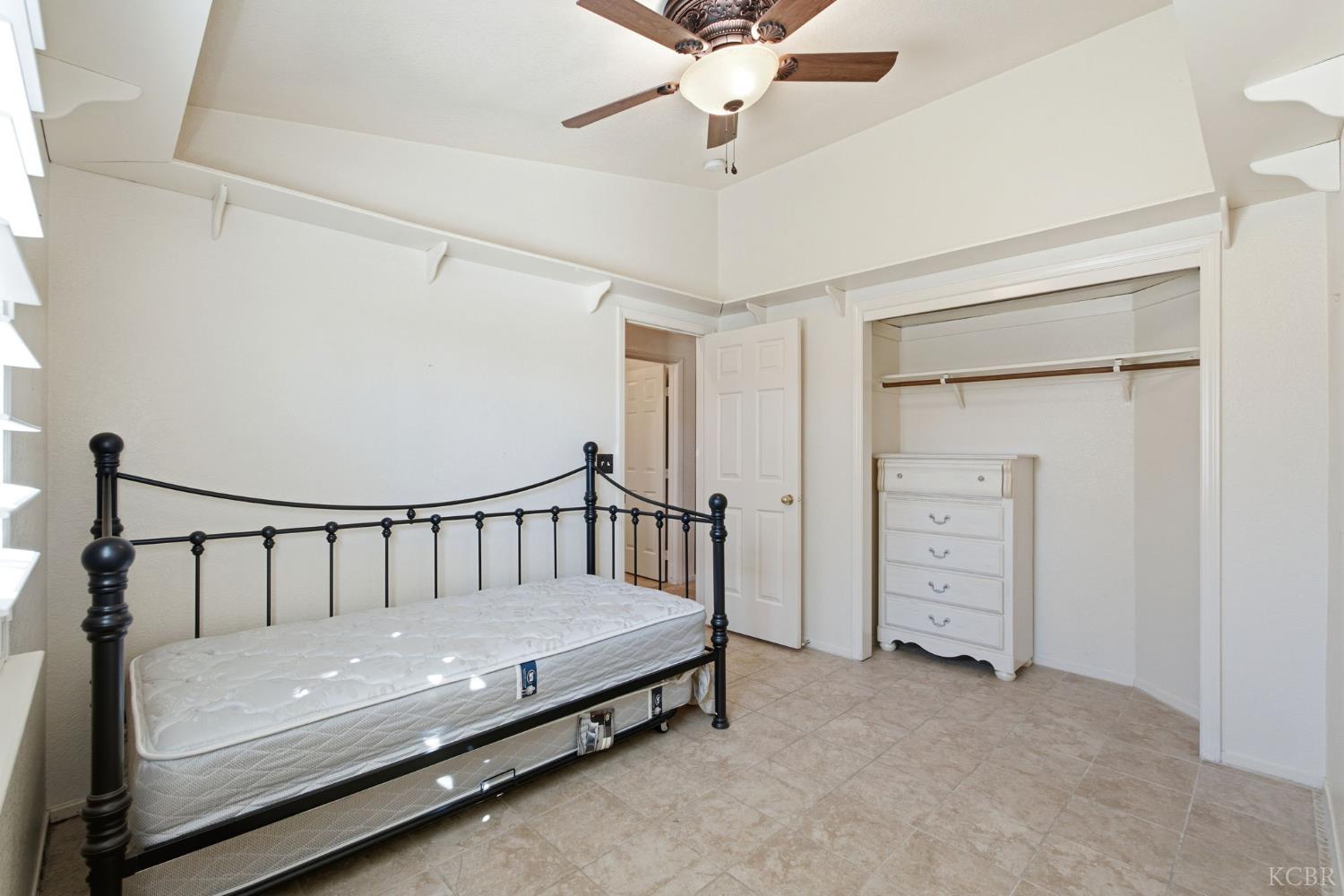 880 E Palm Dr, Hanford, CA 93230