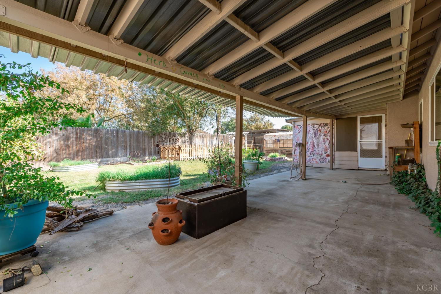 880 E Palm Dr, Hanford, CA 93230