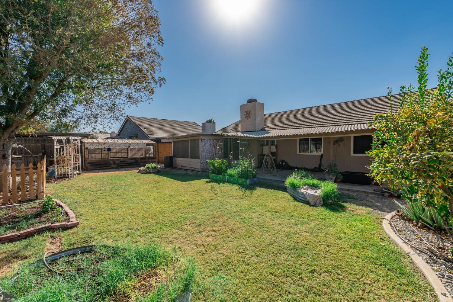 880 E Palm Dr, Hanford, CA 93230