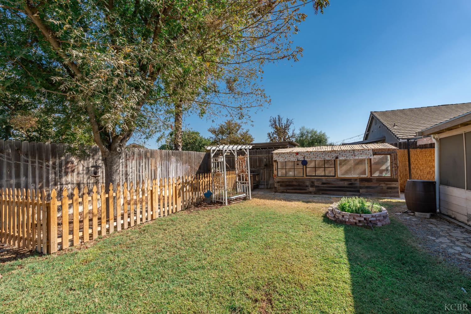 880 E Palm Dr, Hanford, CA 93230