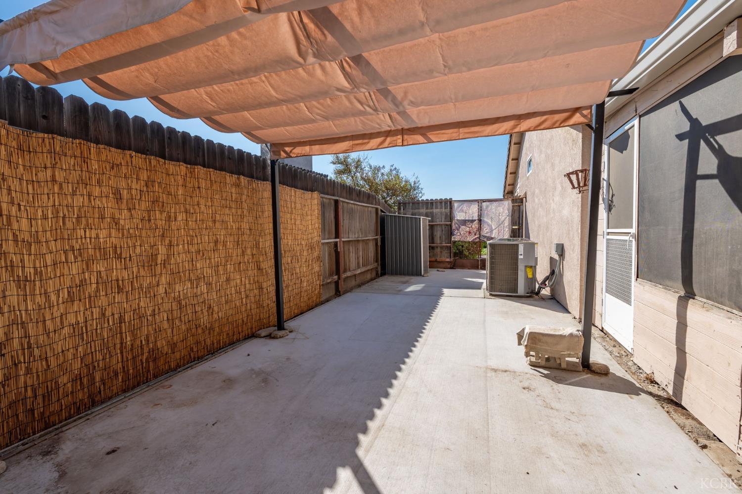 880 E Palm Dr, Hanford, CA 93230