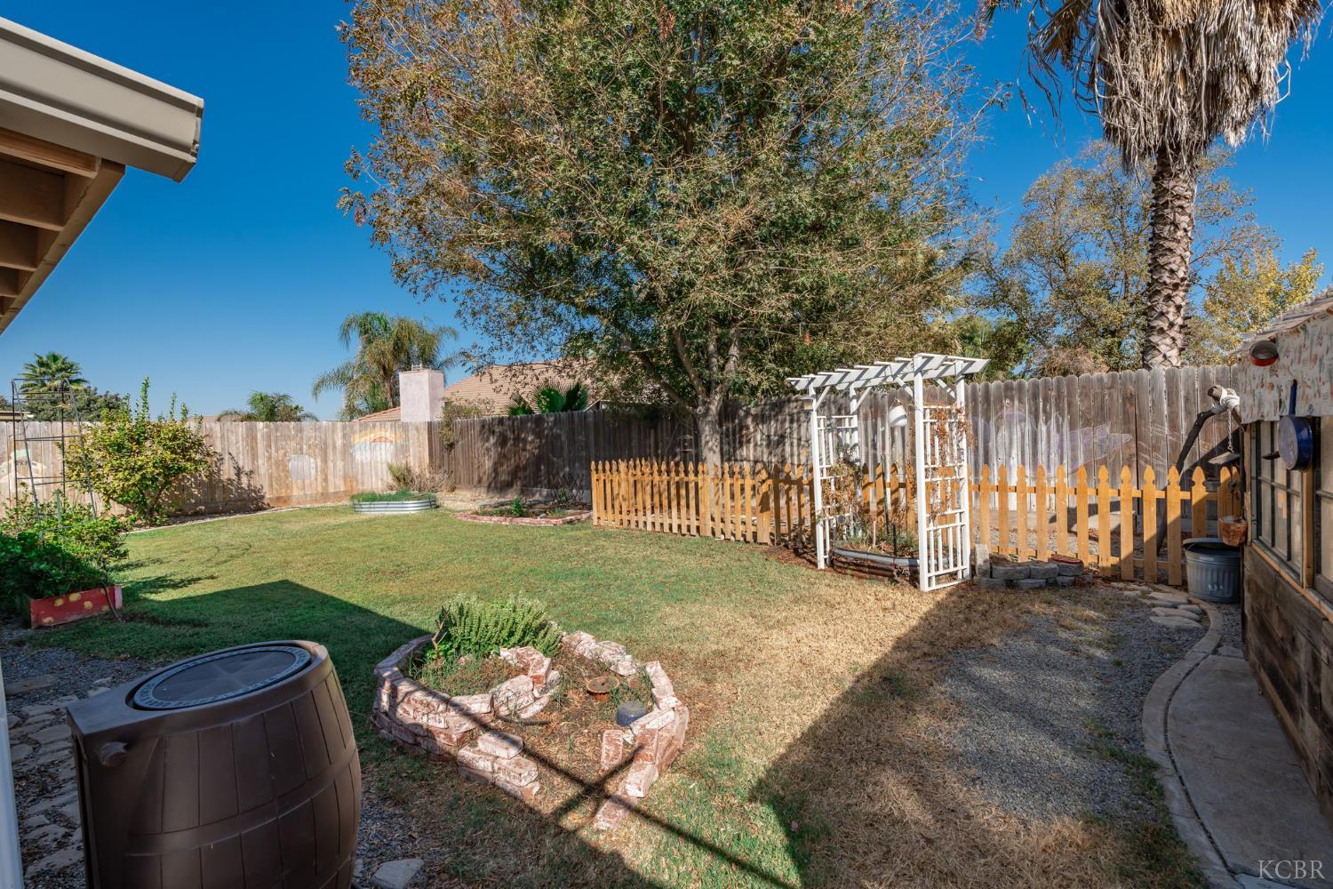 880 E Palm Dr, Hanford, CA 93230