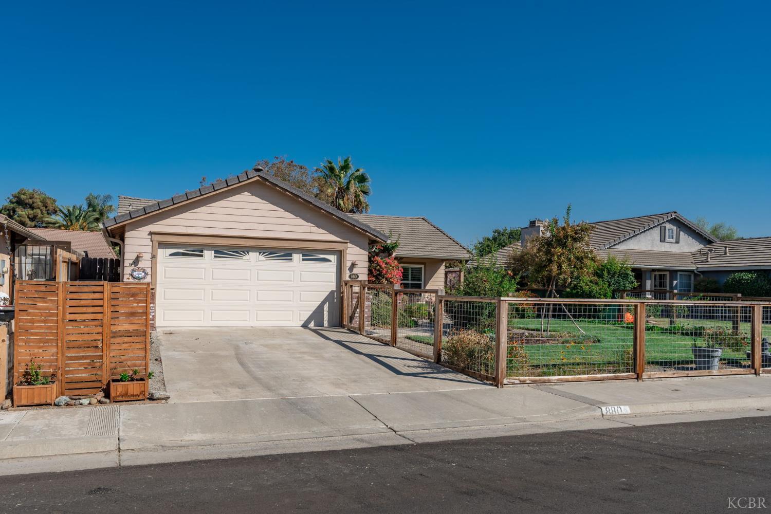 880 E Palm Dr, Hanford, CA 93230