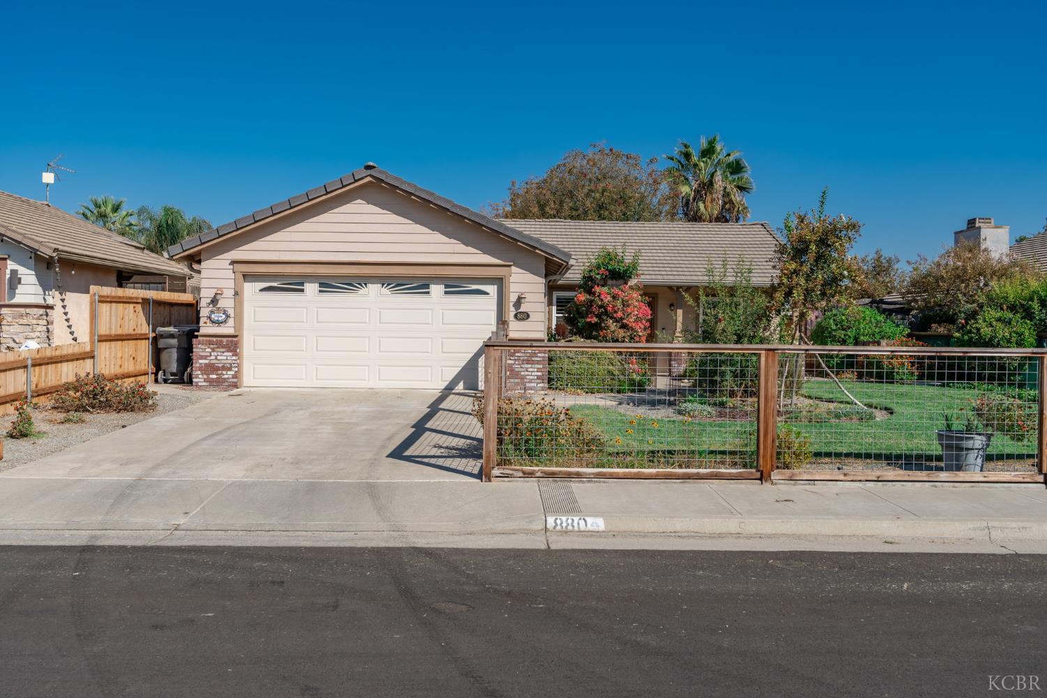 880 E Palm Dr, Hanford, CA 93230