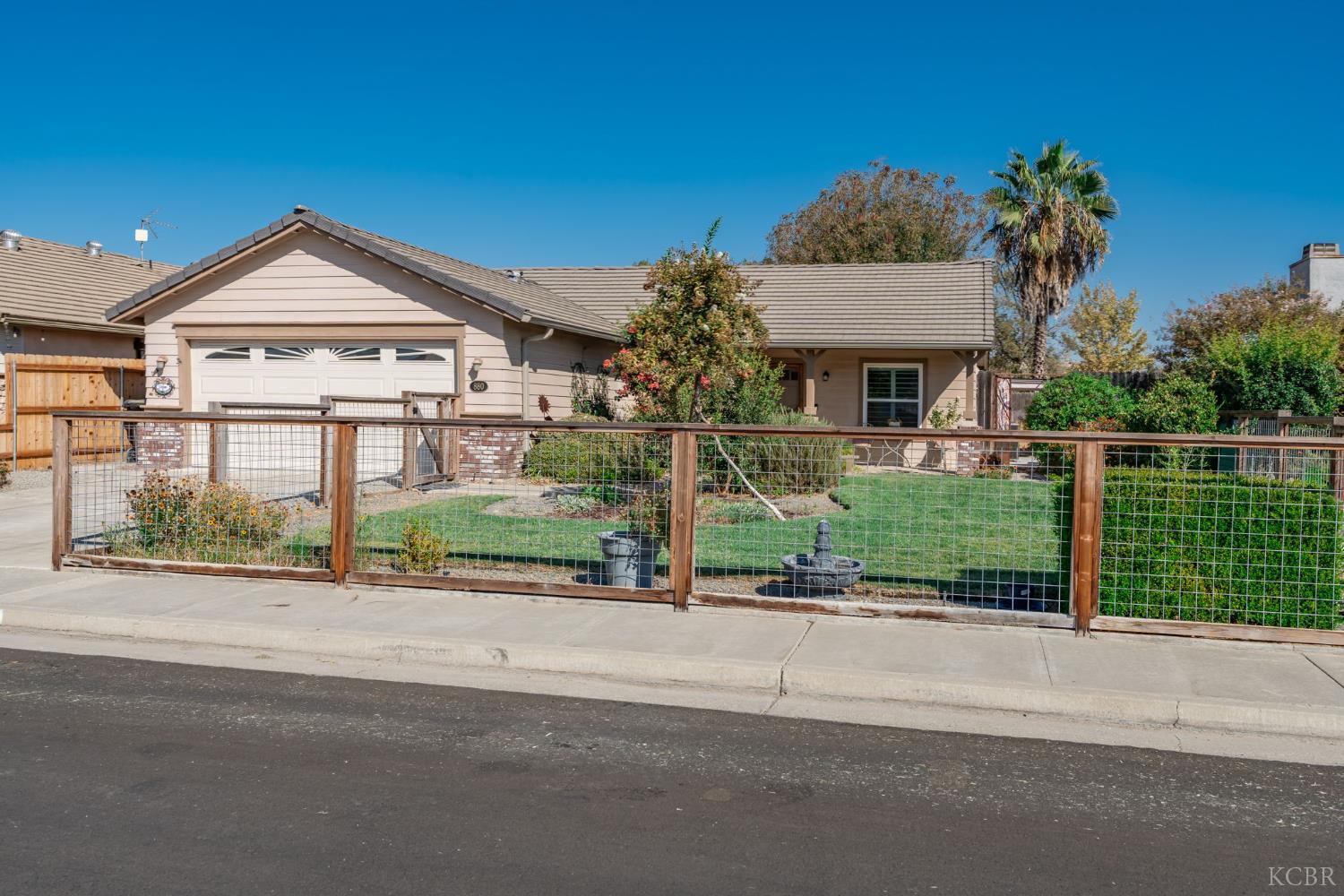 880 E Palm Dr, Hanford, CA 93230