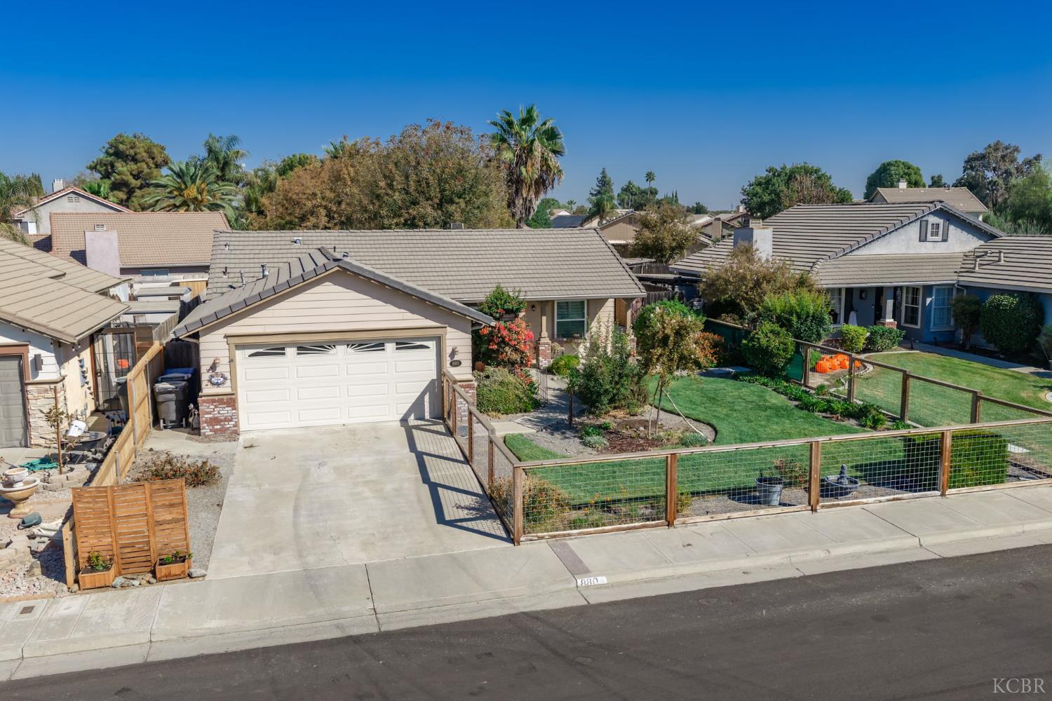 880 E Palm Dr, Hanford, CA 93230