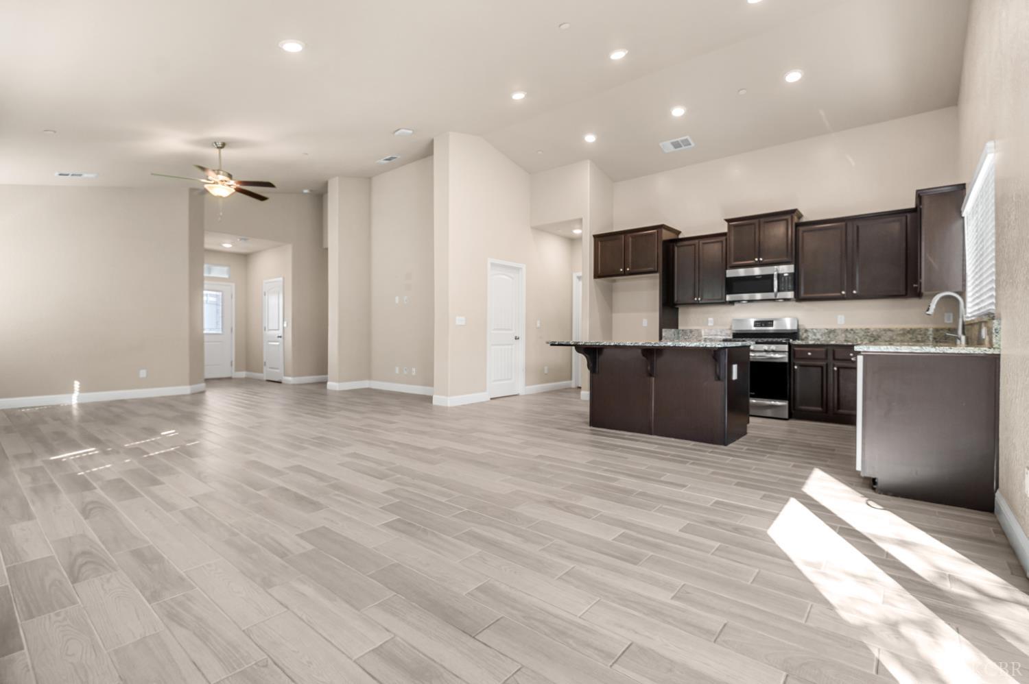 918 S Crumal St, Visalia, CA 93292