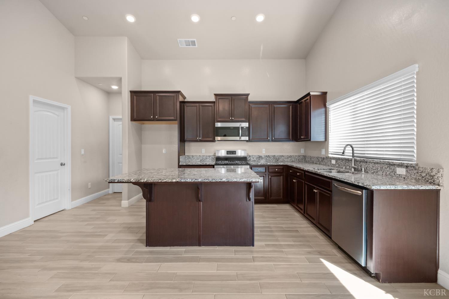 918 S Crumal St, Visalia, CA 93292