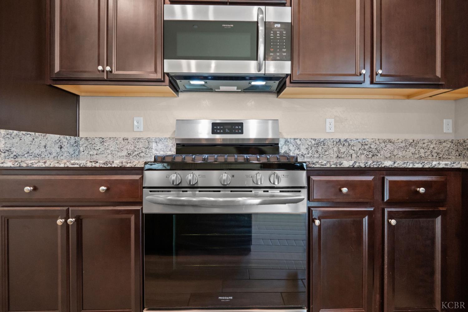 918 S Crumal St, Visalia, CA 93292