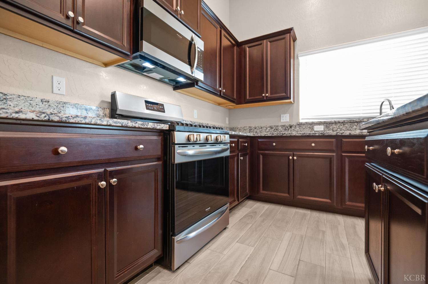 918 S Crumal St, Visalia, CA 93292