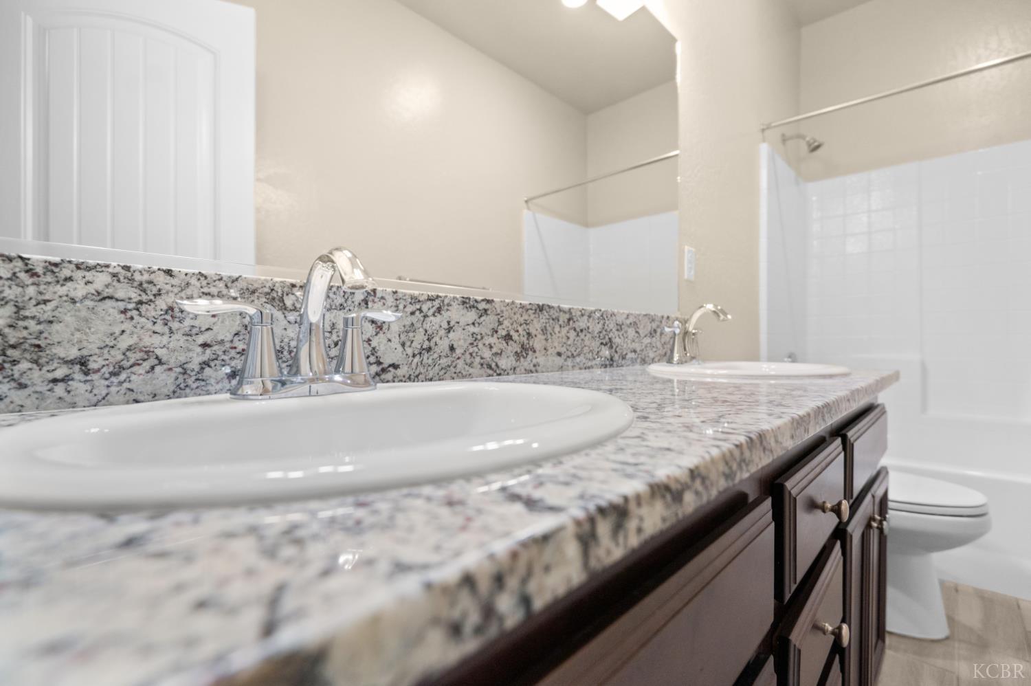 918 S Crumal St, Visalia, CA 93292
