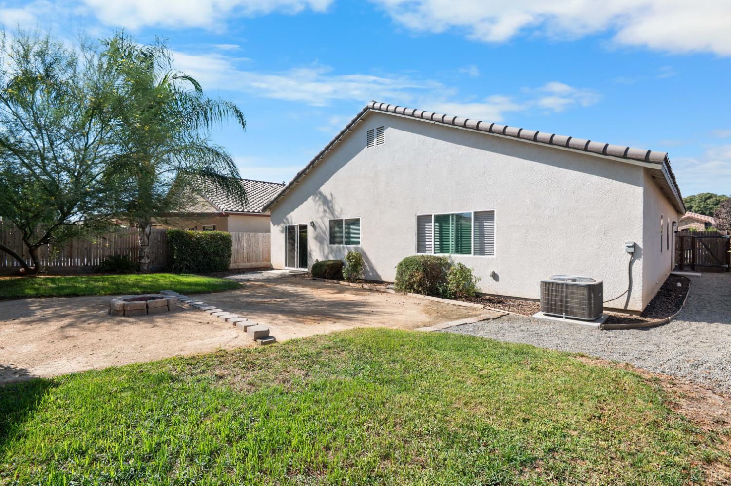 918 S Crumal St, Visalia, CA 93292
