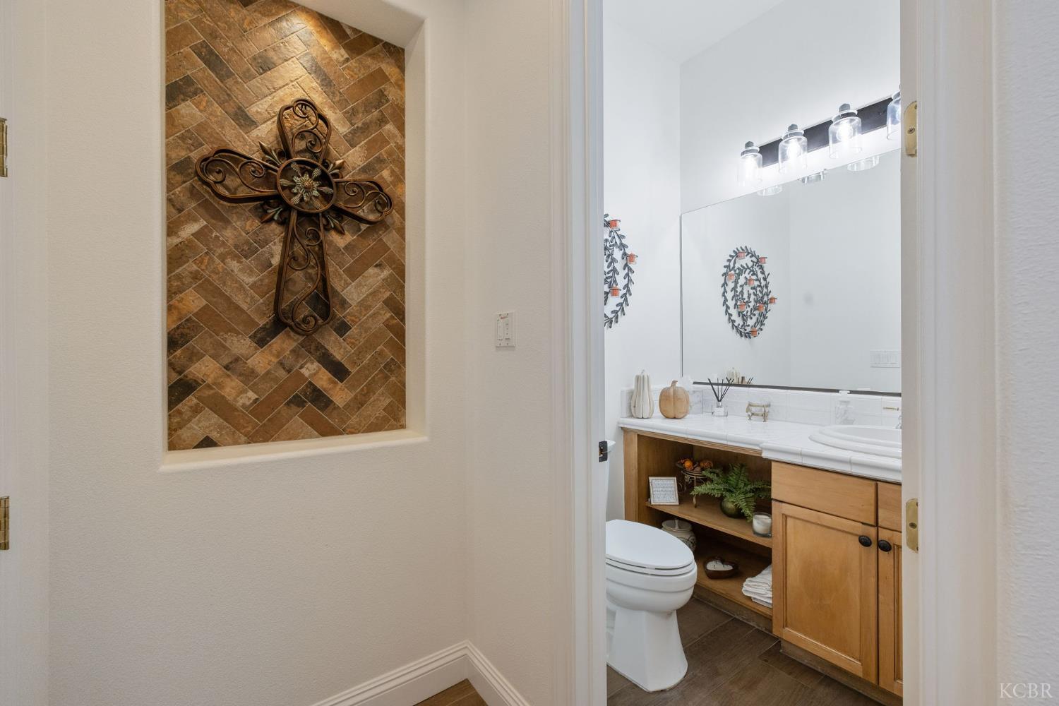 2305 N Teddy St N, Visalia, CA 93291