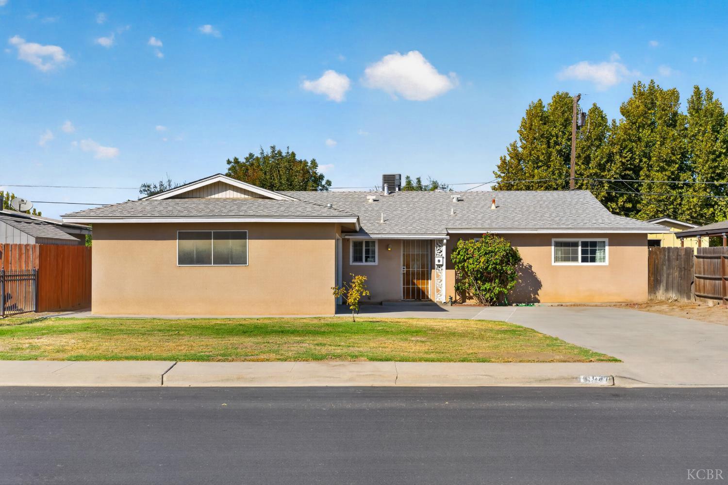 947 Avocado Dr, Lemoore, CA 93245