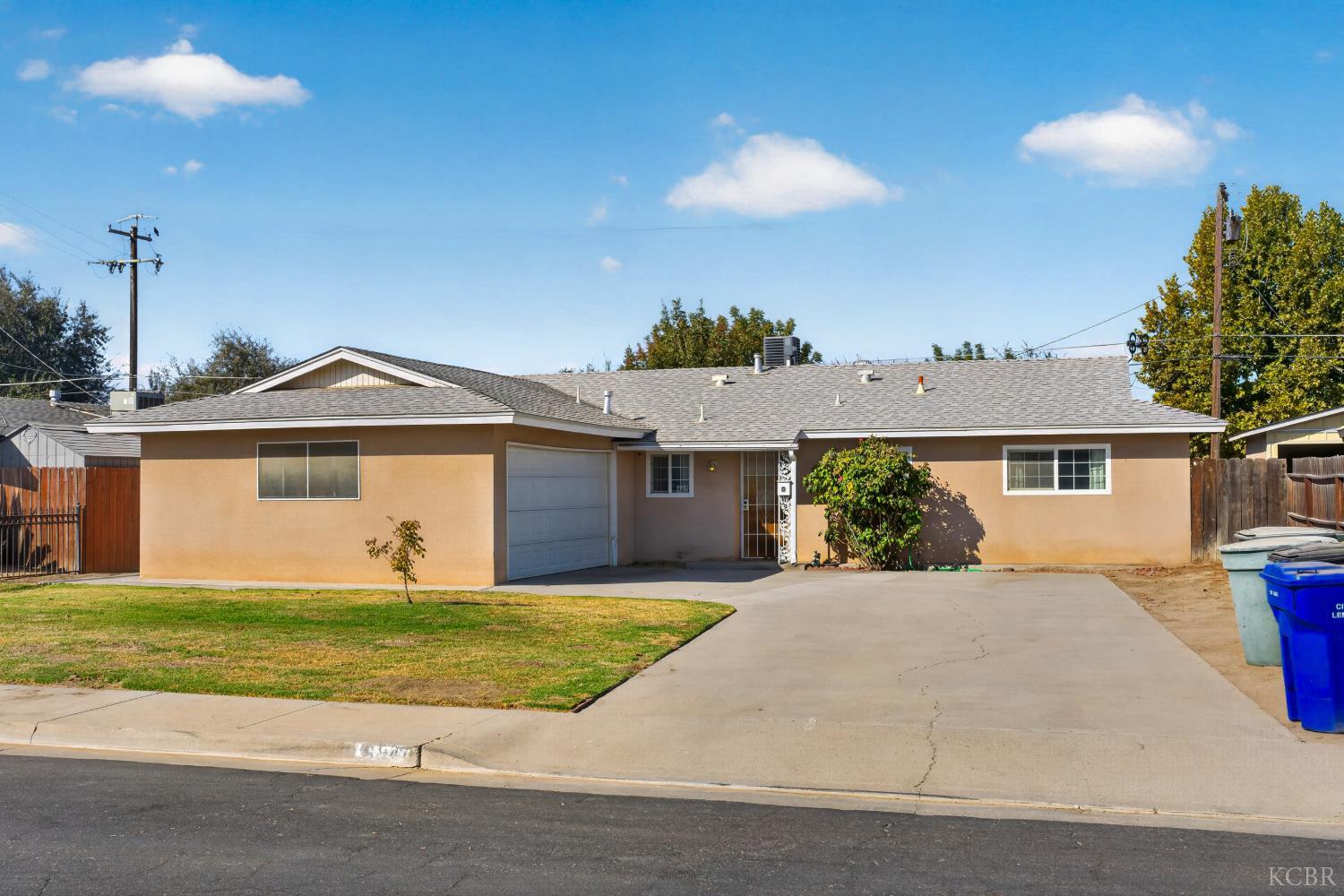 947 Avocado Dr, Lemoore, CA 93245
