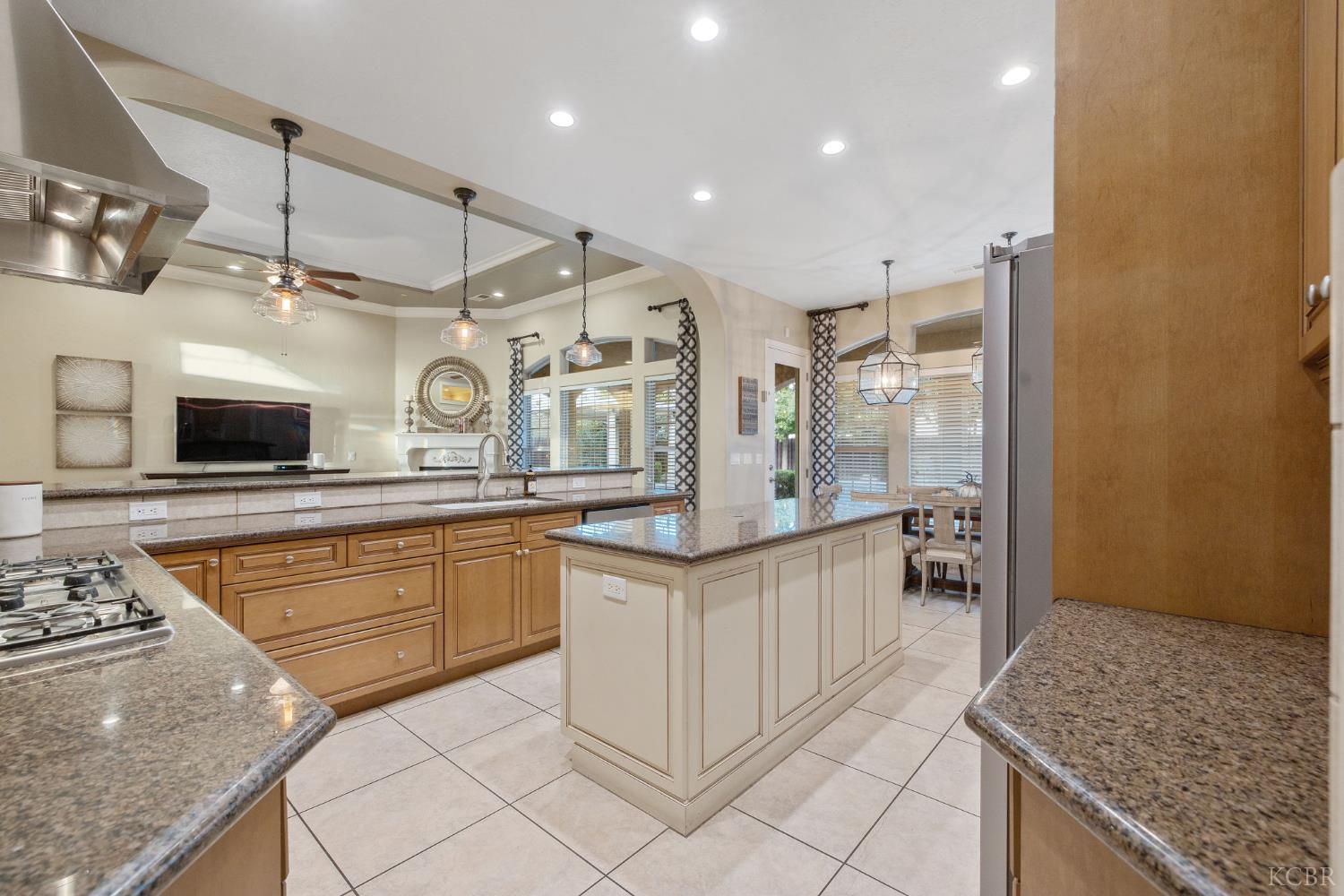 2527 Meadow View Dr., Hanford, CA 93230
