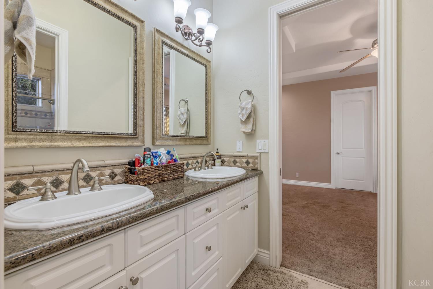 2527 Meadow View Dr., Hanford, CA 93230