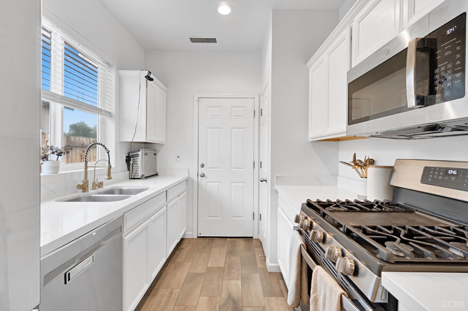 547 Sandtrap Ln, Lemoore, CA 93245