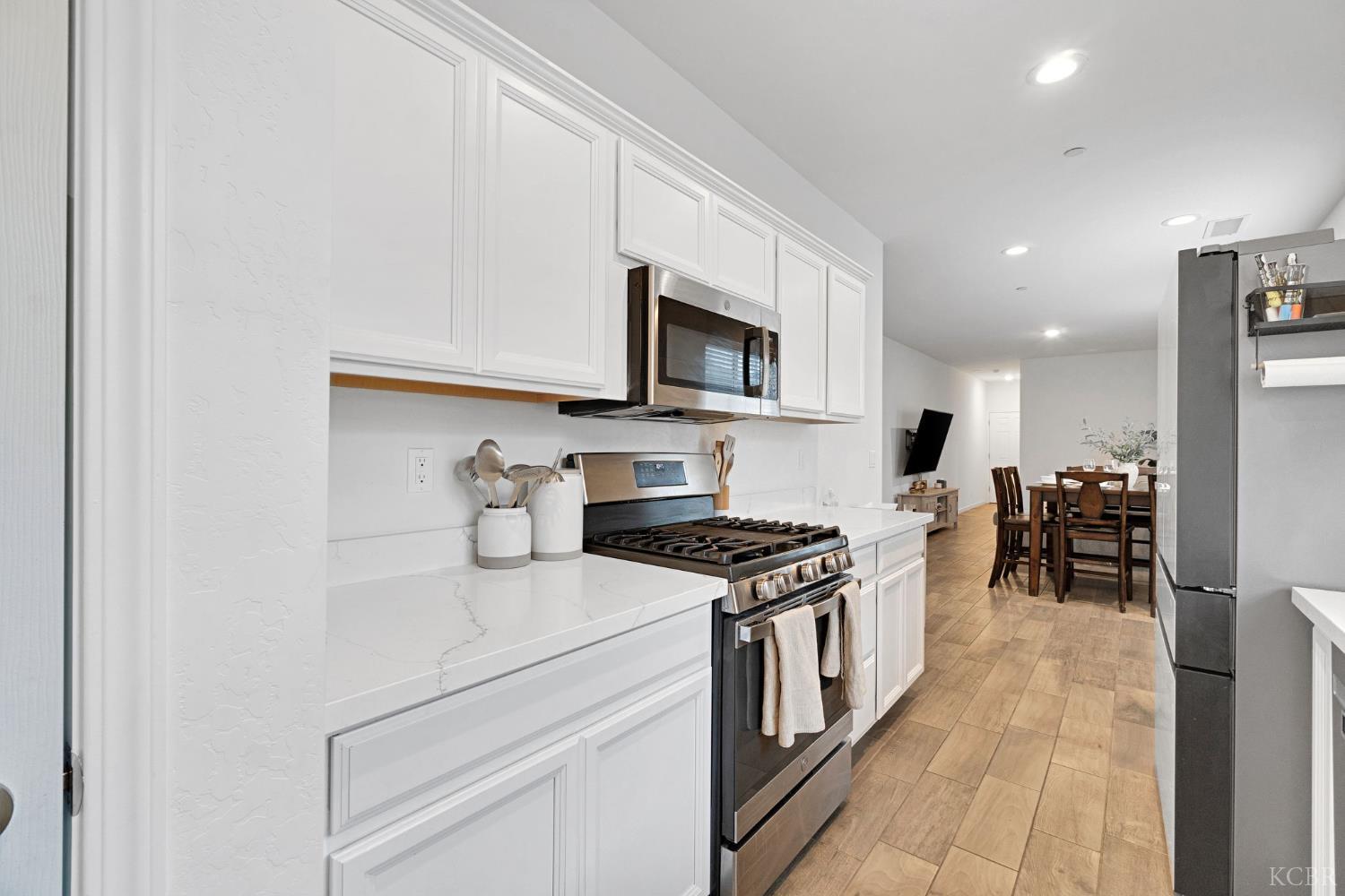 547 Sandtrap Ln, Lemoore, CA 93245