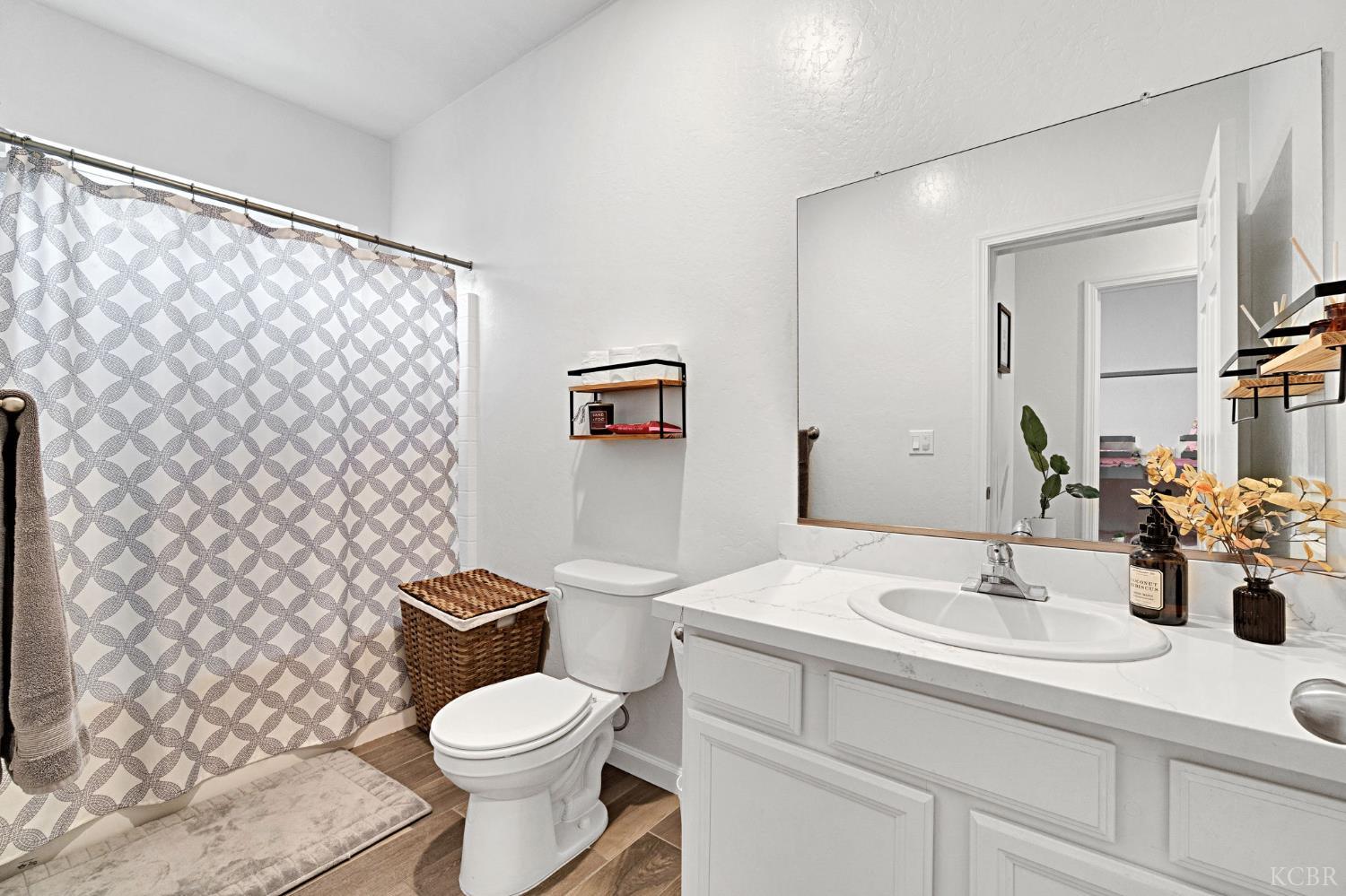 547 Sandtrap Ln, Lemoore, CA 93245