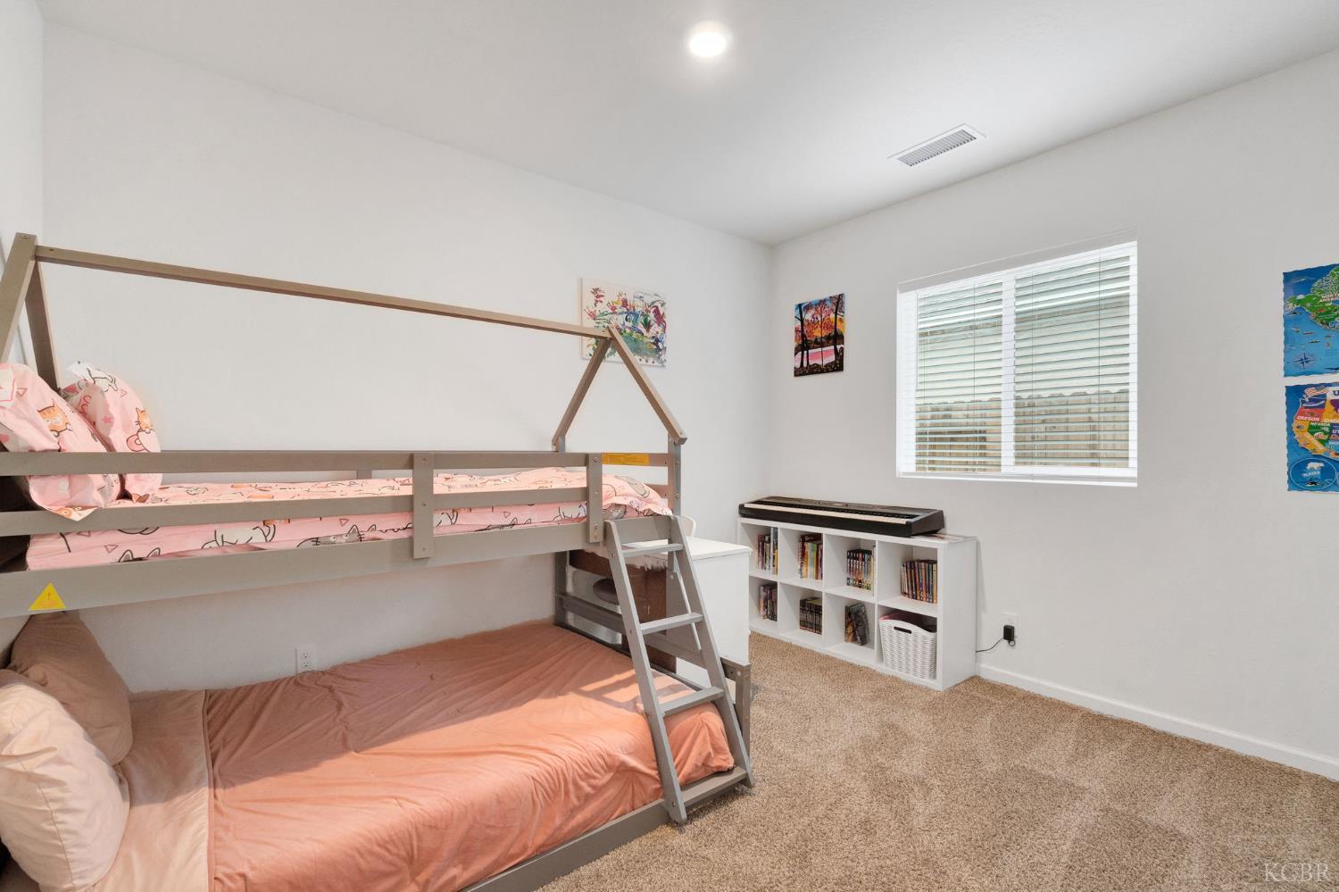 547 Sandtrap Ln, Lemoore, CA 93245