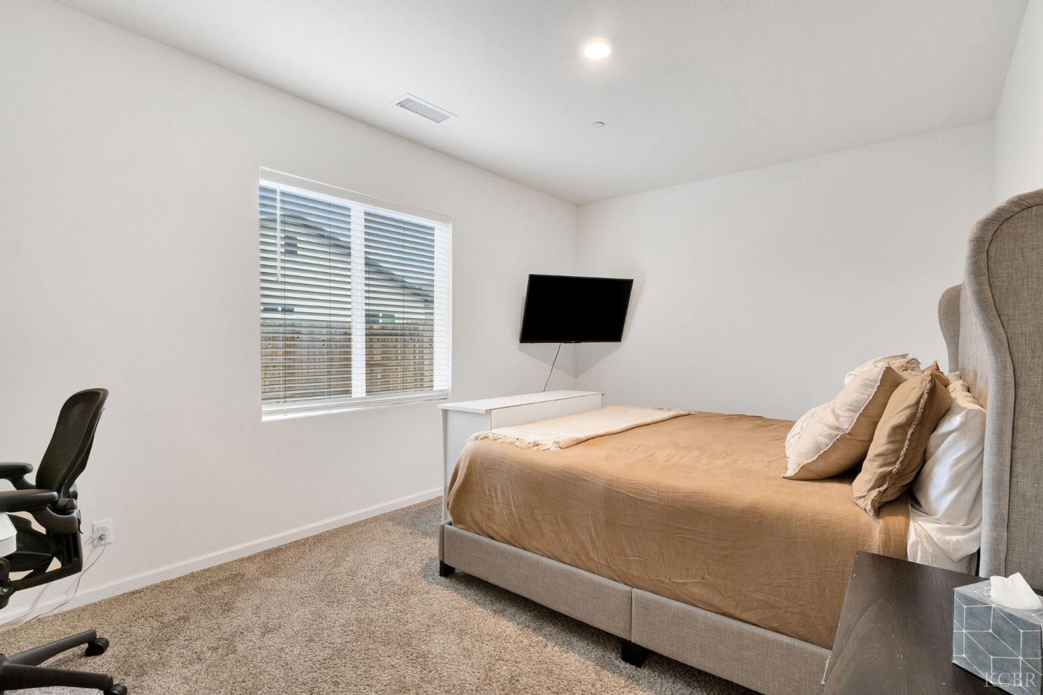 547 Sandtrap Ln, Lemoore, CA 93245