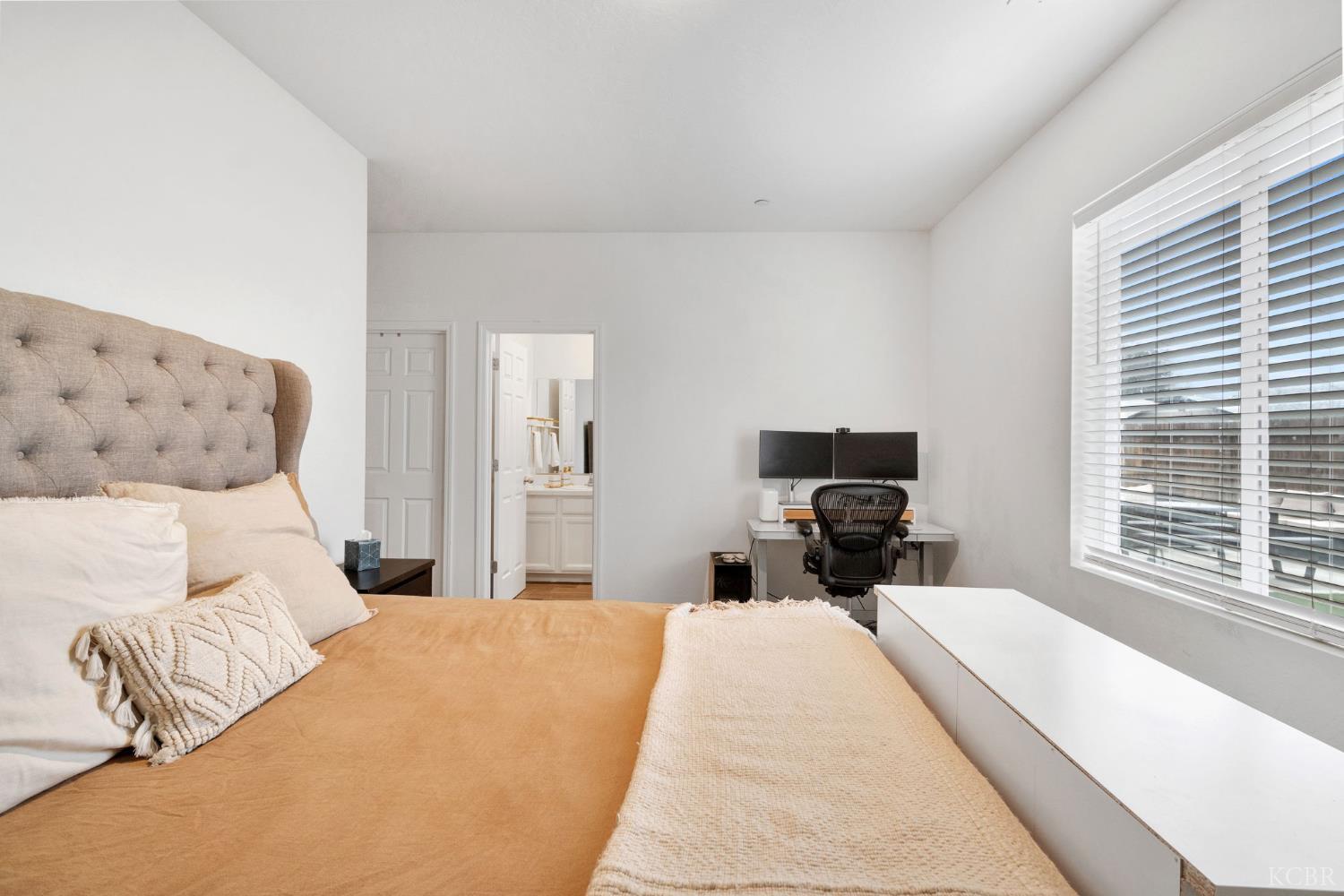 547 Sandtrap Ln, Lemoore, CA 93245