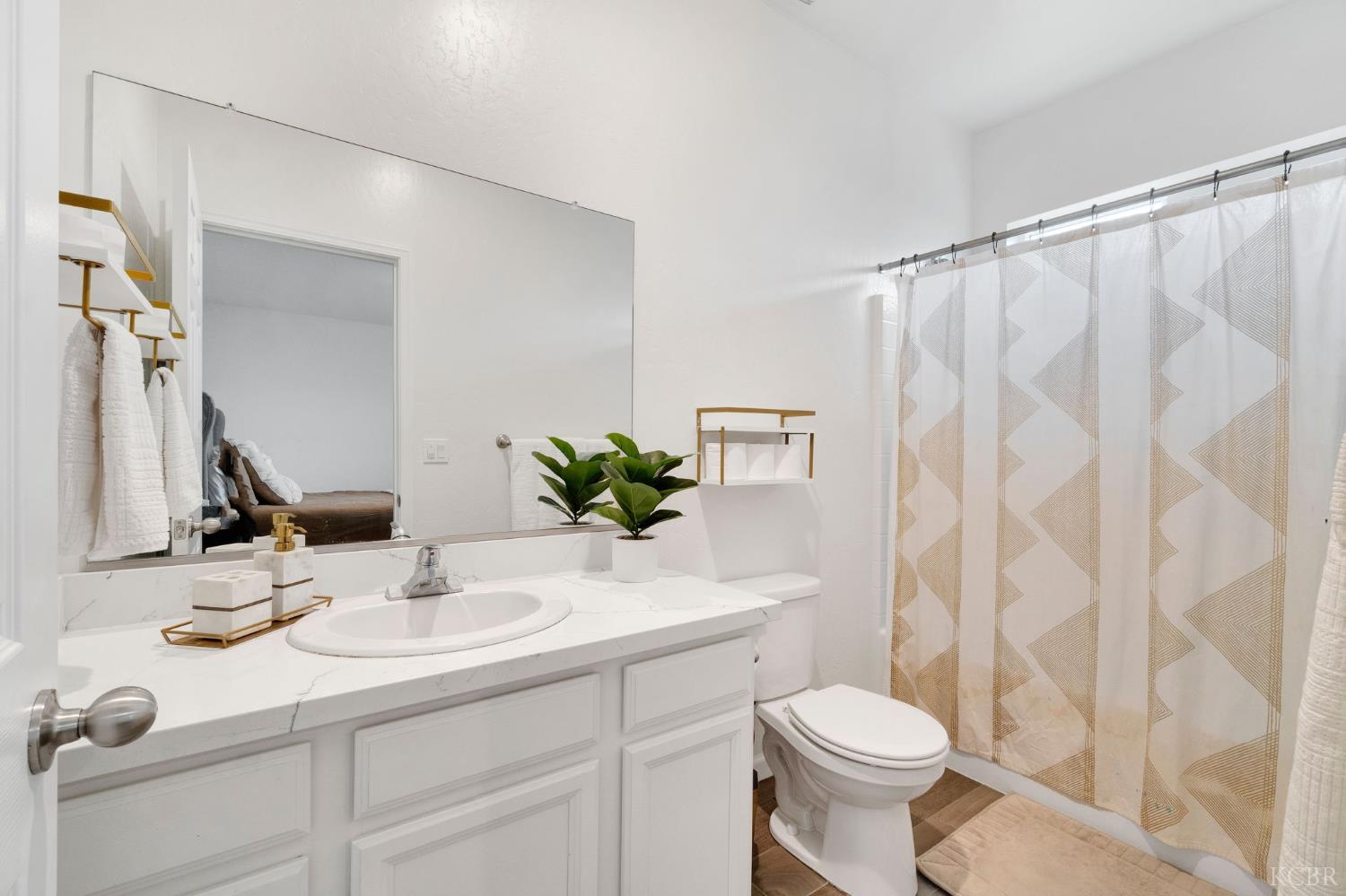 547 Sandtrap Ln, Lemoore, CA 93245