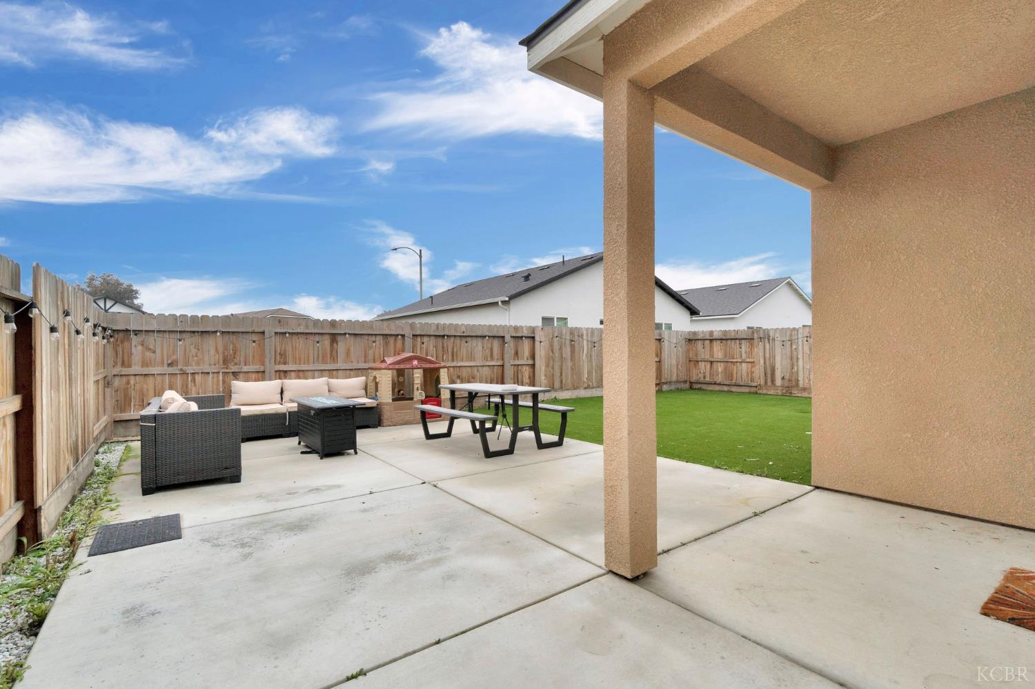 547 Sandtrap Ln, Lemoore, CA 93245