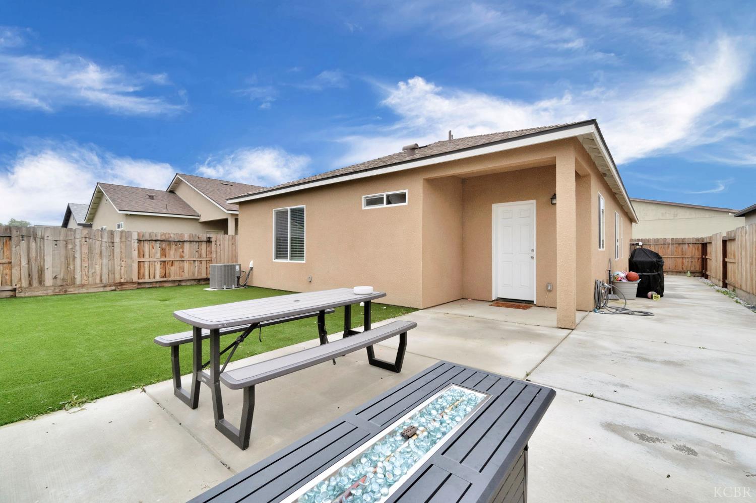 547 Sandtrap Ln, Lemoore, CA 93245