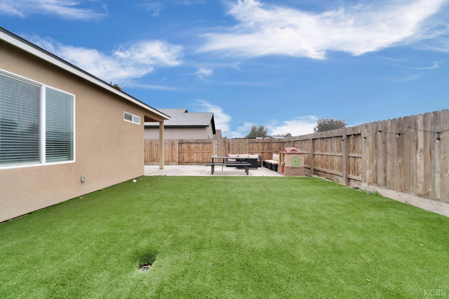 547 Sandtrap Ln, Lemoore, CA 93245