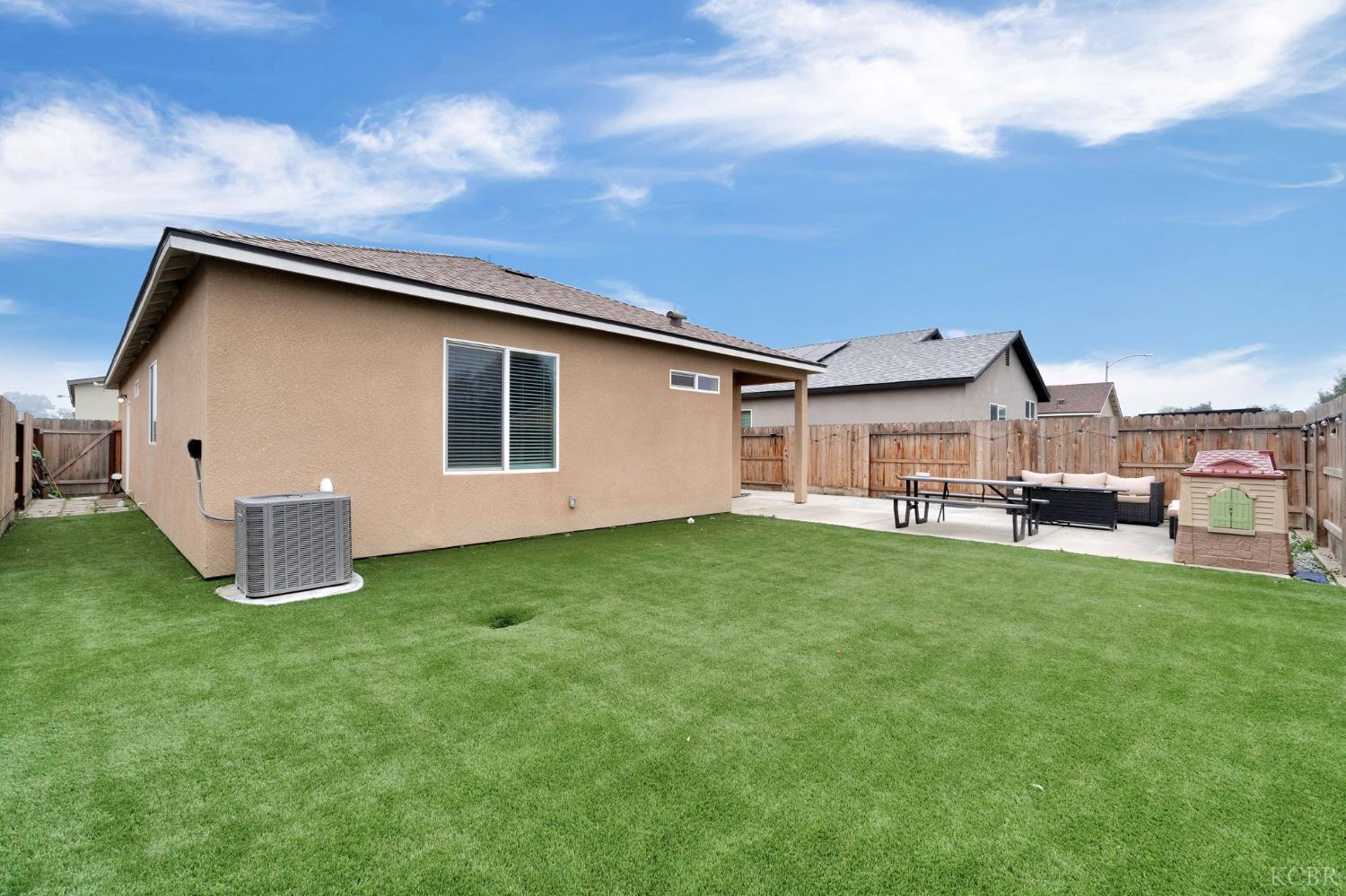 547 Sandtrap Ln, Lemoore, CA 93245