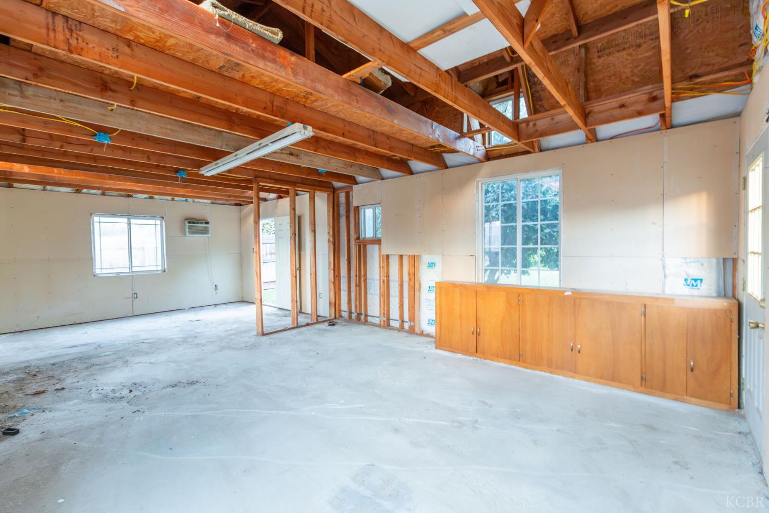 2440 E Howard Ave, Visalia, CA 93292