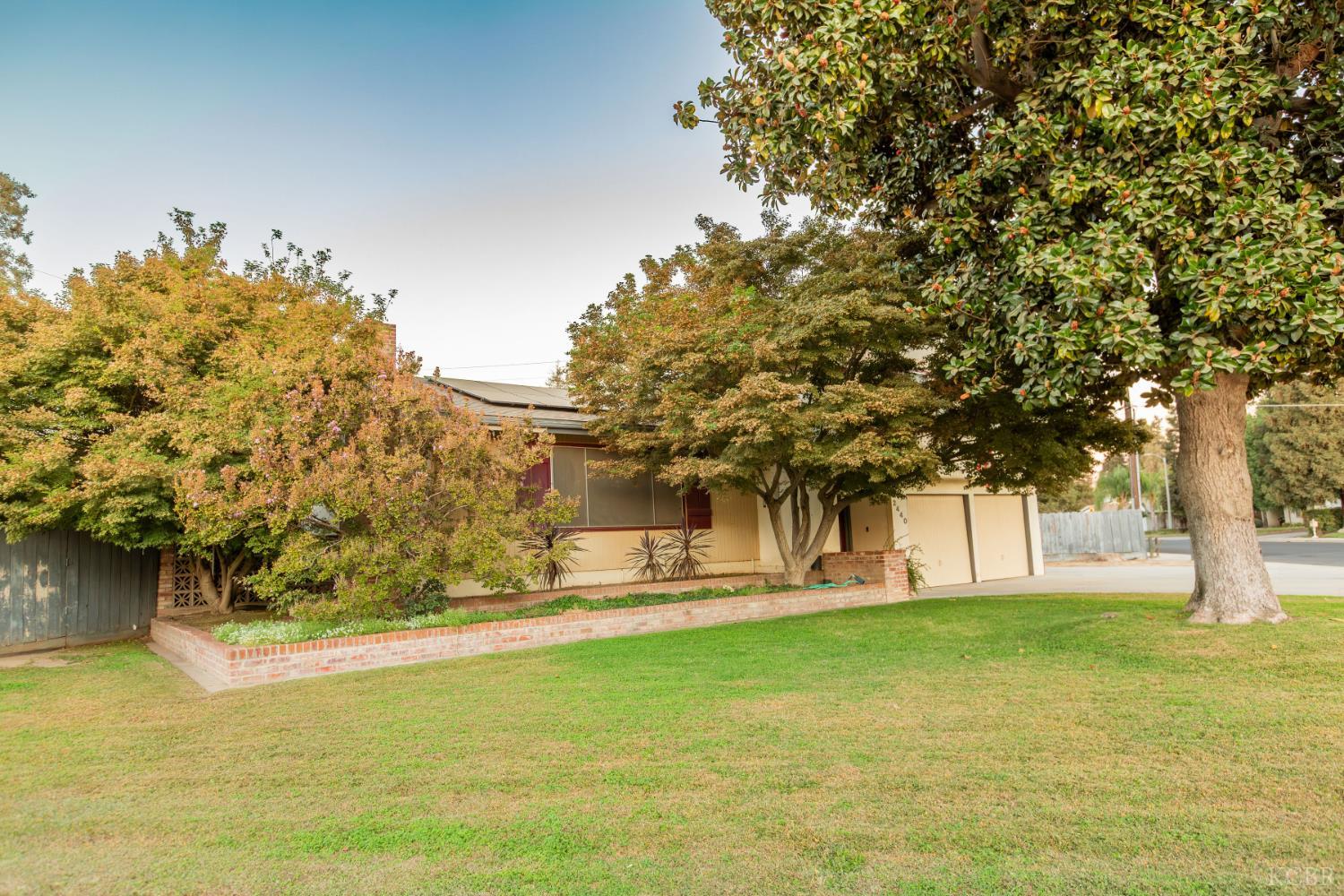 2440 E Howard Ave, Visalia, CA 93292