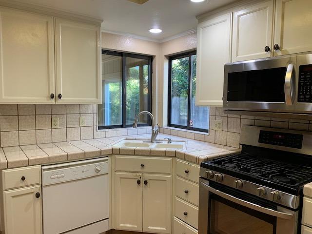 1242 River Bluff Dr, Oakdale, CA 95361