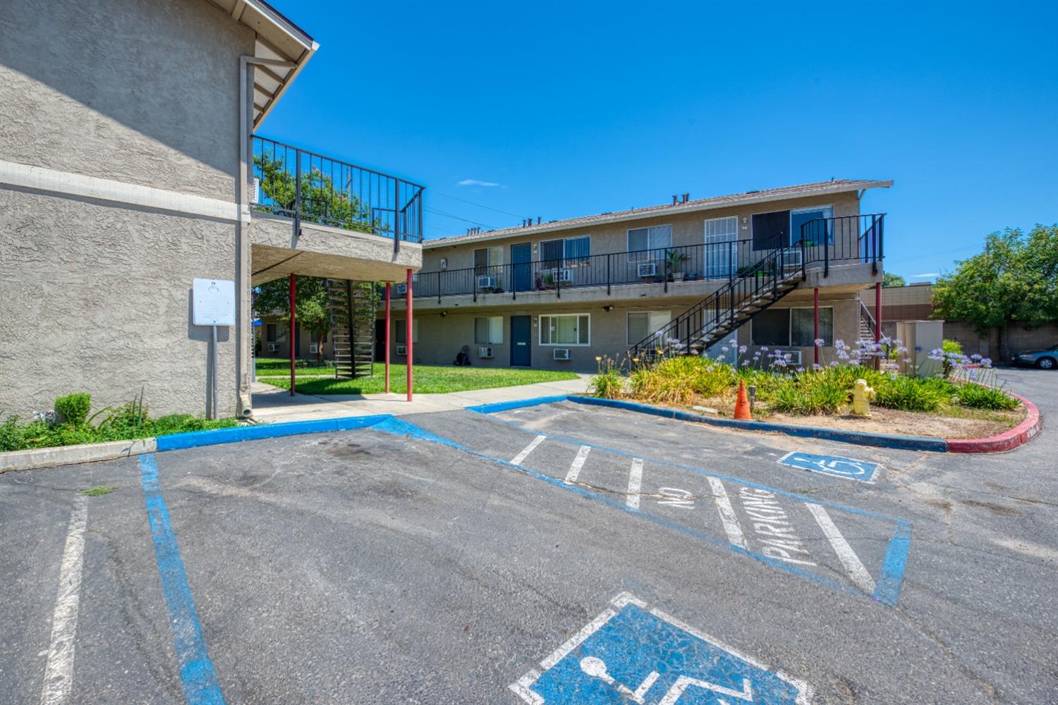431 Coffee Rd, Modesto, CA 95355