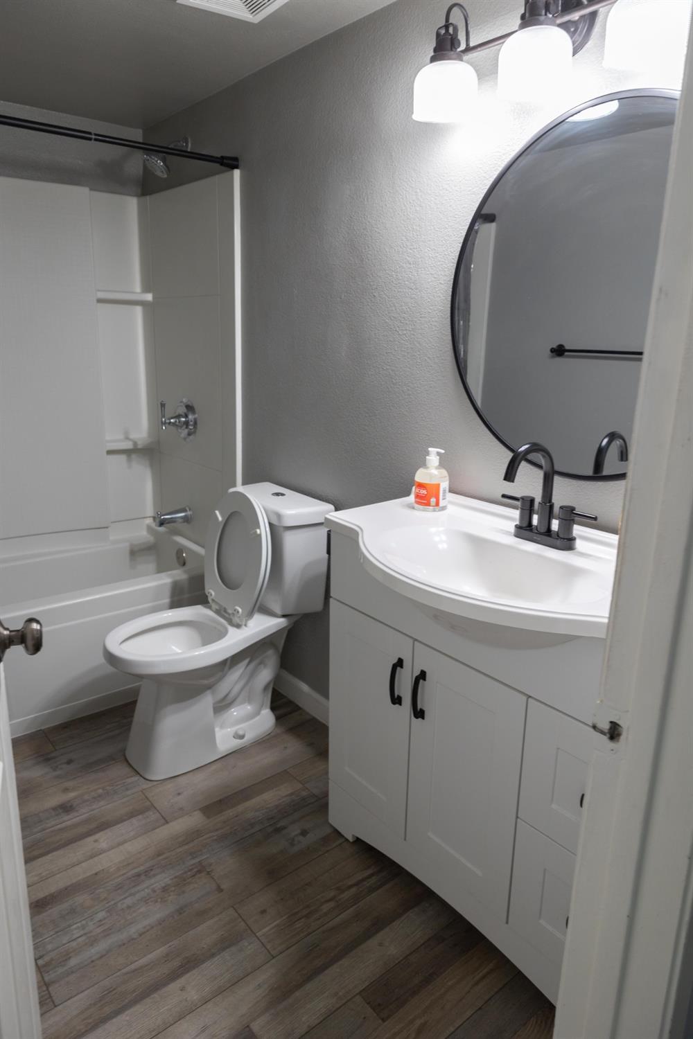 325 Standiford Ave #18, Modesto, CA 95350