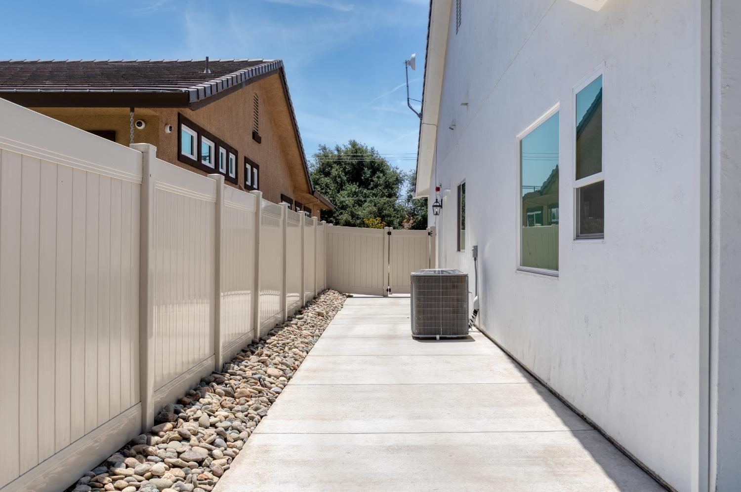 9807 S Plaza De Oro Dr, Oakdale, CA 95361