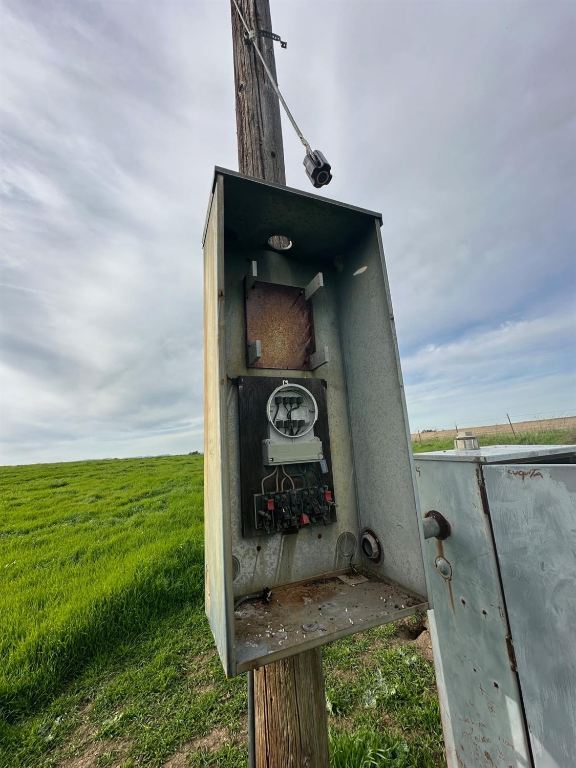 1 Billy Wright Rd, Los Banos, CA 93635