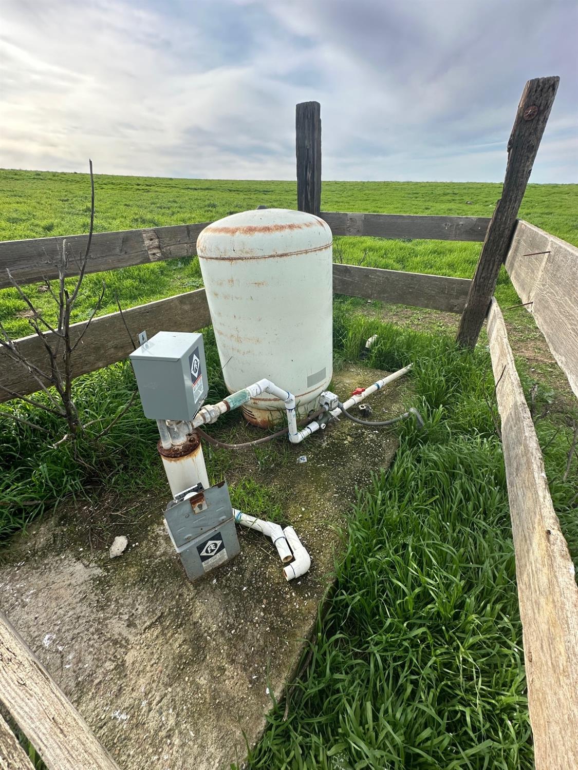 1 Billy Wright Rd, Los Banos, CA 93635